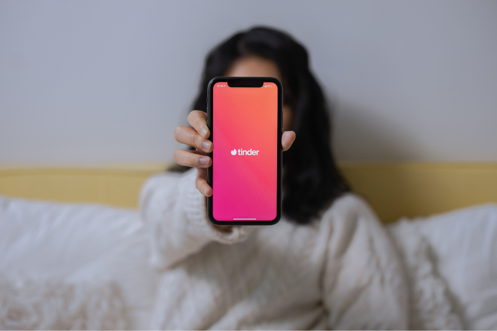 Podryw na Tinderze – czego unikać i na co postawić w pierwszym kontakcie po matchu? Poradnik